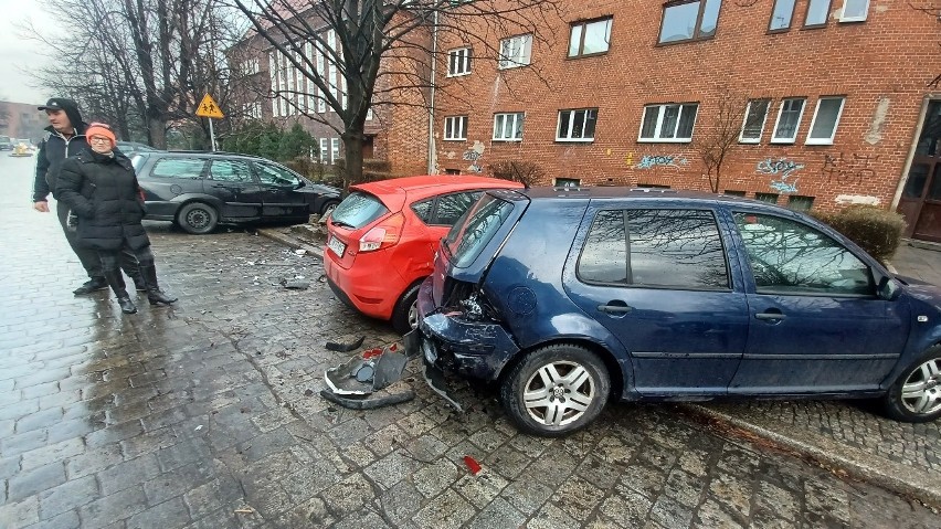 Rozbite samochody na al. Pracy we Wrocławiu