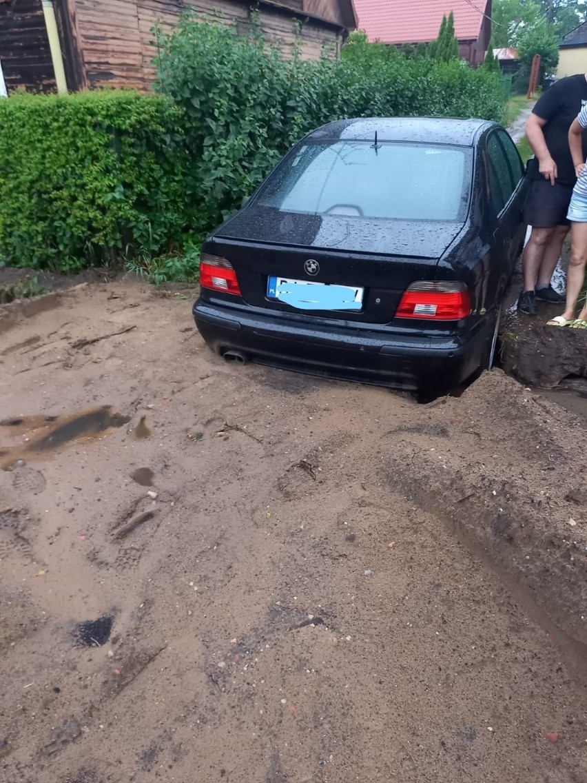 Białystok. Roboty drogowe i ulewa na Depowej. Droga zapadła...