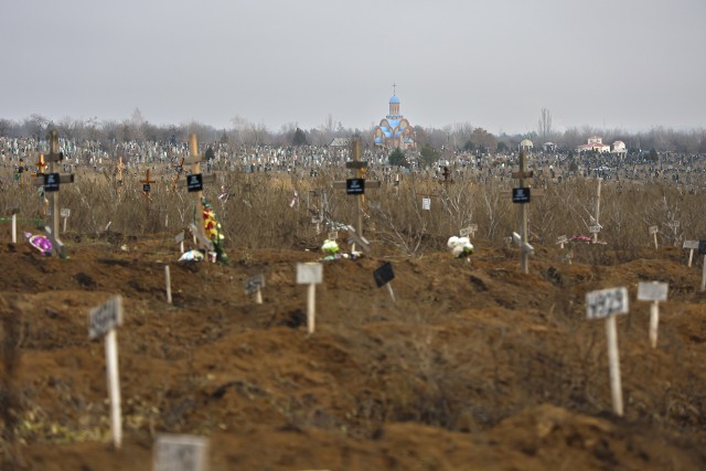 Na cmentarzu niedaleko Mariupola widoczne są groby z niezidentyfikowanymi ciałami ludzi poległych podczas ciężkich walk.