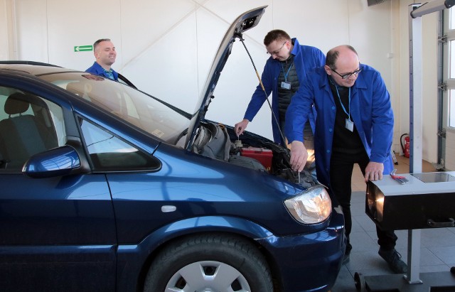 Automobilklub Toruński, delegatura w Grudziądzu w ramach działań na rzecz poprawy bezpieczeństwa w ruchu drogowym zorganizował Drzwi Otwarte Stacji Kontroli Pojazdów. W tej akcji wzięły udział trzy stacje kontroli pojazdów: "Auto-Strefa",  F.H.U. Maszudziński  oraz ASO Peugeot  Partner Dekra.  My odwiedziliśmy stację przy Drodze Granicznej 6 gdzie dyżurowali diagności: Szymon Sigorski, Marek Kołtonowski i Tomasz Serocki. Z gratisowych przeglądów skorzystało w sumie ponad stu grudziądzkich kierowców.