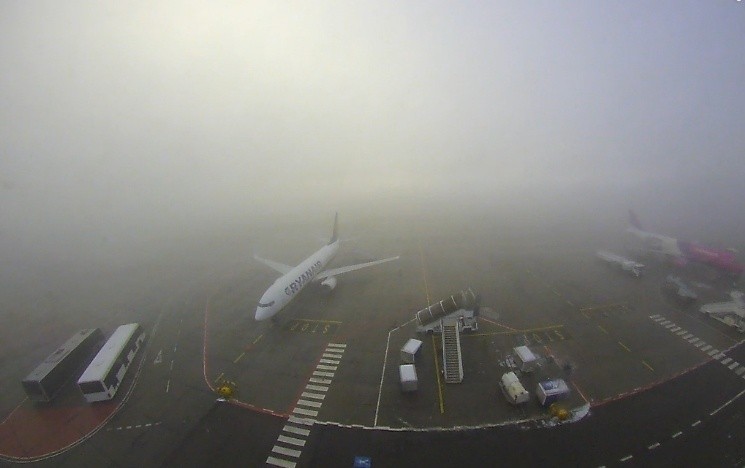Mgła na lotnisku w Gdańsku. Występują opóźnienia w lotach [ZDJĘCIA]