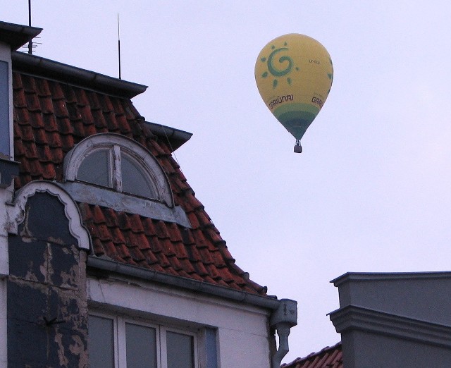 W czwartek po 18.00 różnobarwne balony nadleciały nad Stare Miasto i szybowały tuż nad zabytkowymi kamienicami