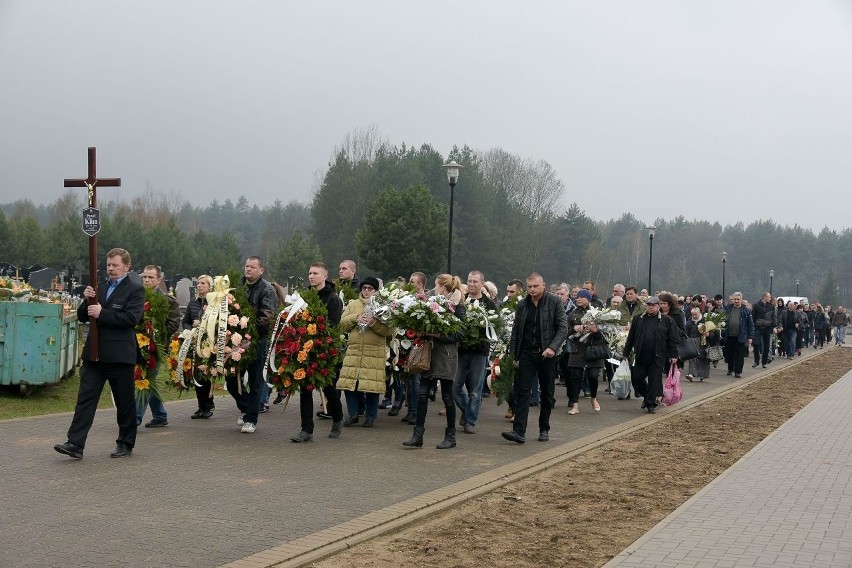 Białystok. Pogrzeb Pawła Klima. Kibice oddali mu hołd (zdjęcia, wideo)