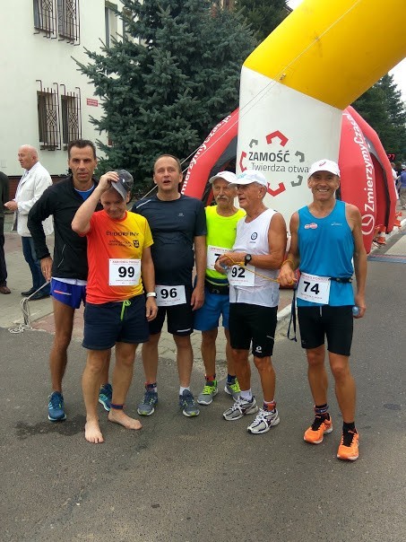 Tomasz Chmurzyński (z lewej), 4-krotny paraolimpijczyk w maratonie, z uczestnikami biegów dla niewidomych i słabowidzących, których jest organizatorem.