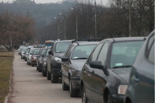 Kraków. Kierowcy zajmują każdy wolny skrawek przestrzeni, byle nie płacić za postój [ZDJĘCIA]