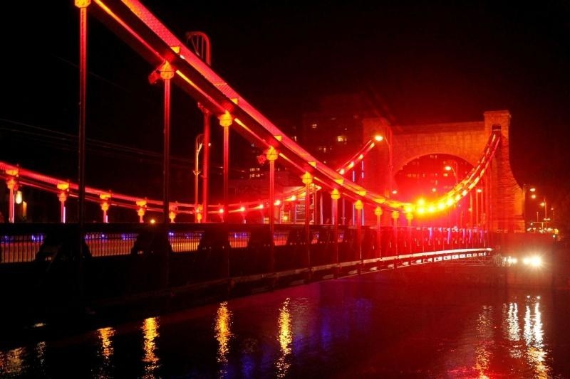 Most Grunwaldzki oświetlony, iluminacja na program "Mosty...
