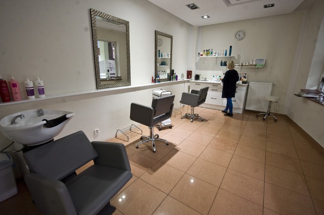 Lista zaleceń, które muszą stosować prowadzący salony fryzjerskie i kosmetyczne, jest długa - szczegóły na stronach rządowych