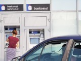 Wypłata pieniędzy z bankomatu - opłaty. PKO BP i inne banki zmieniają cenniki