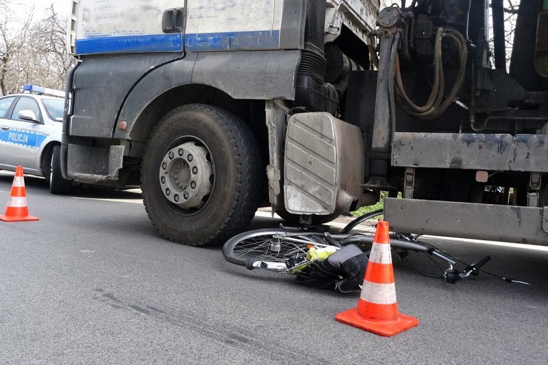 Tragedia w Zawadzie. Rowerzysta zginął pod kołami ciężarówki [ZDJĘCIA]