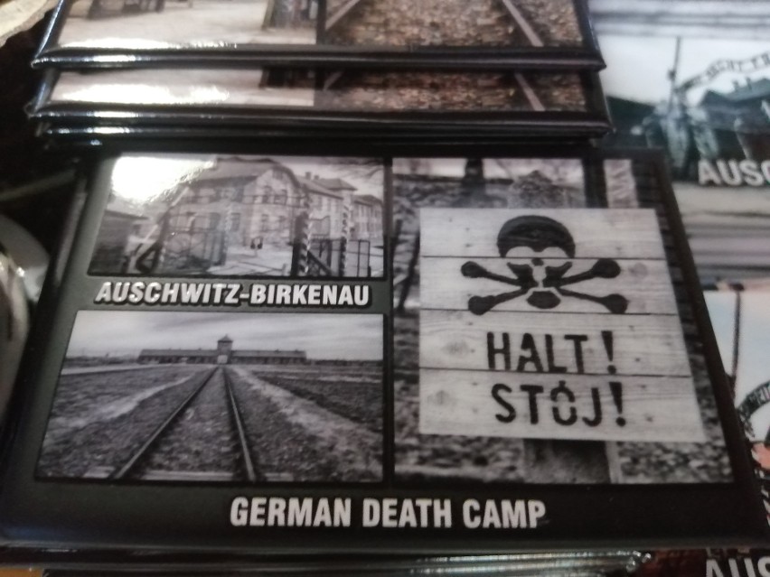 Oświęcim. Obrazki w złotych ramkach, magnesy na lodówkę i podkładki z wizerunkiem Auschwitz