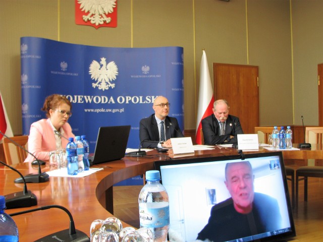 Od lewej: Martyna Kolemba, rzeczniczka wojewody, Adrian Czubak, Bogusław Bardon i (widoczny na ekranie) Wiesław Ukleja.