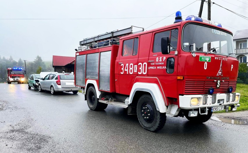 Groźny wypadek na Pogórzu Rożnowsko - Ciężkowickim. Dwa auta rozbite. Dwie osoby w szpitalu