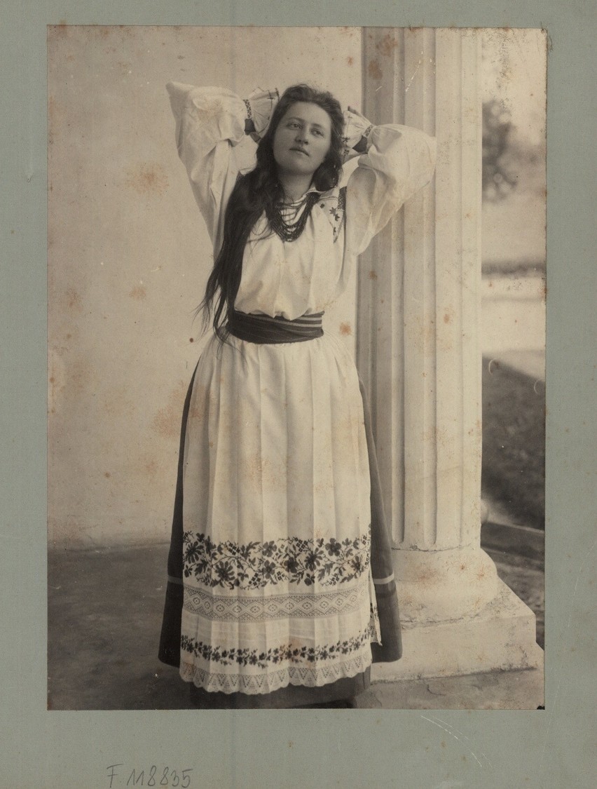 Sztuka kobiecego portretu na archiwalnych zdjęciach