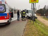 Wypadek w Przegini. Bus zjechał z drogi, dwie osoby zostały poszkodowane 