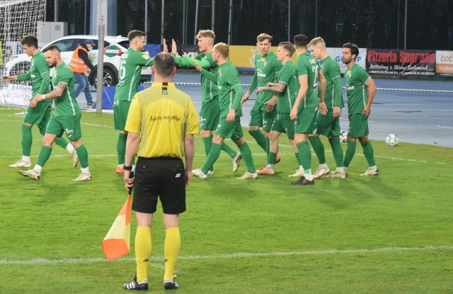 W meczu 28 kolejki Fortuna 1 Liga, Radomiak Radom pokonał 1:0 Stomil Olsztyn.Radomiak Radom - Stomil Olsztyn 1:0 (1:0)Bramka: 1:0 Meik Karwot 20 z karnegoRadomiak: Kochalski - Bogusz, Raphael, Cichocki, Abramowicz - Kaput, Karwot - Kozak (69 Mikita), Nascimento (69 Radecki), Gąska (84 Fortes)- Angielski (14 Sokół).Radomiak do meczu ze Stomilem przystąpił bez Leandro Rossi, który na sobotnim treningu nabawił się urazu pleców. Z tego samego powodu nie zagrał Mateusz Bodzioch. Z kolei za żółte kartki mecz z trybun oglądał Damian Jakubik. Jakby tego było mało, już  w 14 minucie z powodu urazu boisko opuścił Karol Angielski. Radomiak jednak już w 20 minucie zdobył bramkę z rzutu karnego, którego wykonawcą był Meik Karwot. Jedenastkę arbiter podyktował za faul na Damianie Gąsce. W 40 minucie po raz drugi bardzo dobrze prowadzący zawody mecz arbiter Tomasz Marciniak wskazał na jedenasty metr. Tym razem faulowany był Dominik Sokół. Ponownie do piłki podszedł Meik Karwot i trafił piłką w słupek. Od 77 minuty, Stomil grał w "10", po tym jak drugą żółtą w konsekwencji czerwoną kartkę otrzymał Damian Byrtek. ZOBACZ ZDJĘCIA Z MECZU>>>