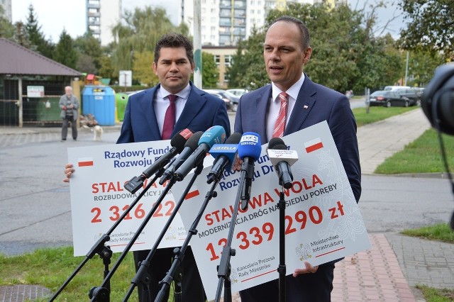 Wiceminister infrastruktury Rafał Weber wręczył symboliczne czeki na ręce prezydenta Lucjusza Nadbereżnego