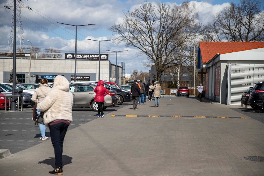 Białystok. Kolejki przed sklepami. Wszystko przez ograniczenia w handlu związane z epidemią koronawirusa [ZDJĘCIA]