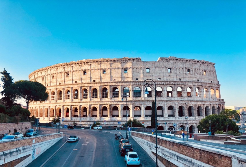 Koloseum to gigantyczny teatr, wzniesiony przez cesarzy z...
