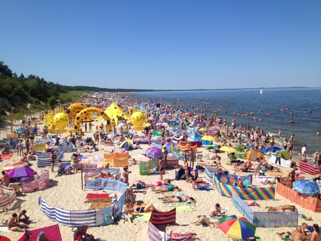 Takich widoków podczas tegorocznego lata nad polskim morzem nie brakowało. Były upalne dni i tłumy na plaży.