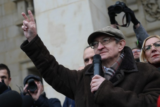 Józef Pinior podczas demonstracji w 35. rocznicę wprowadzenia stanu wojennego.