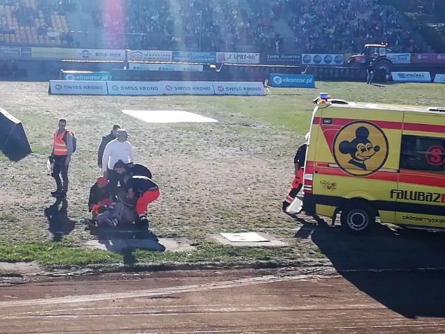 Sebastian Niedźwiedź w trakcie 4. biegu zjechał na murawę i zasłabł. Karetka odwiozła juniora Falubazu Zielona Góra do szpitala na badania.