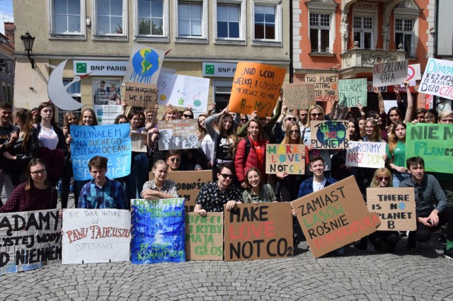 Młodzi będą protestować w tysiącach miast przeciwko bierność rządzących wobec pogłębiającego się kryzysu klimatycznego
