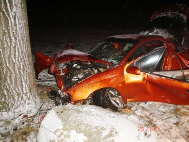 Wypadek na drodze krajowej nr 65. Opel tigra uderzył w drzewo.