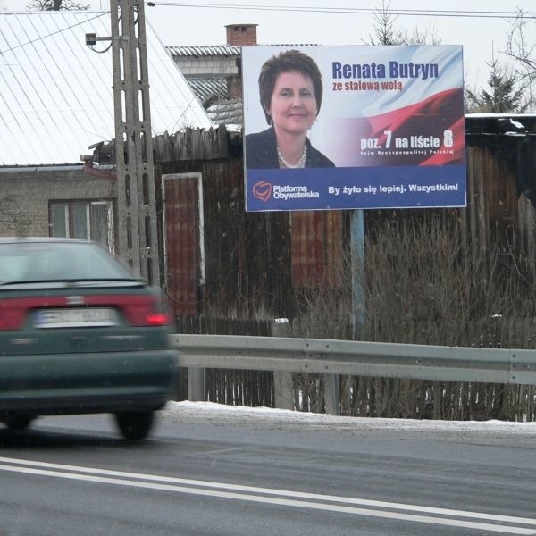 W Turbi, na trasie Stalowa Wola - Sandomierz, nadal możemy natrafić na billboard, zachęcający do głosowania na kandydatkę do Sejmu Renatę Butryn. Zaznaczyć należy, że od wyborów upłynęło już dwa i pół miesiąca.