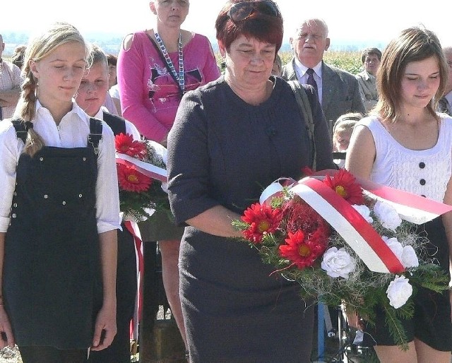 Kwiaty u stóp pomnika Legionów złożyła także delegacja Szkoły Podstawowej w Nowym Korczynie, z dyrektor Bogusławą Ziętarą.