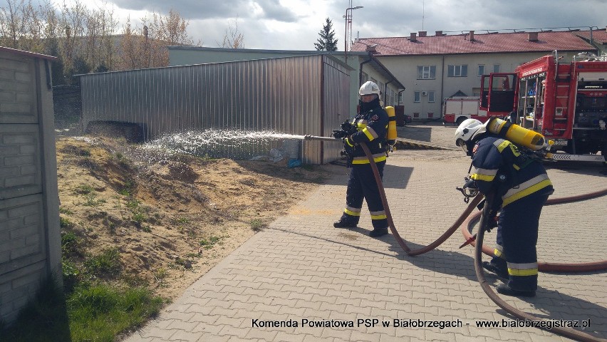 Nowi druhowie Ochotniczych Straży Pożarnych w powiecie białobrzeskim. 15 osób zakończyło kurs i zdało egzaminy