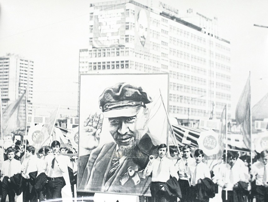 Tysiące plakatów, portretów i haseł, które miały trafić do...