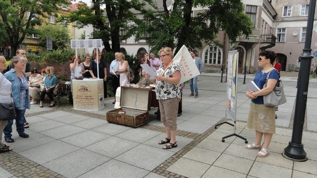 Mieszkańcy na Rynku czytali fragmenty opowiadań Stanisława Czycza