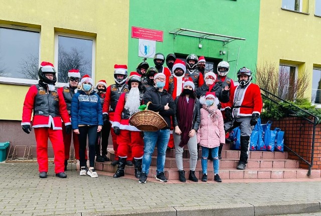 Mikołaje na motocyklach odwiedzili dzieci z domu dziecka.