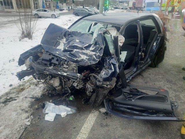 Wypadek w Jurkowie na DK75, samochód osobowy zderzył się z ciężarówką, 6.02.2023