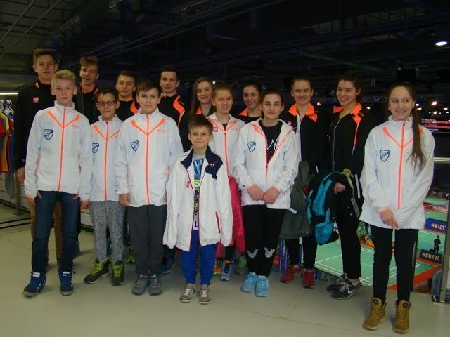 Wiktorię Dąbczyńską (w dolnym rzędzie, piąta z lewej) oraz Izabelę Pajek (z tyłu, trzecia z prawej) dopingowali w Lubinie klubowi koledzy i koleżanki z Orlicza Suchedniów. 