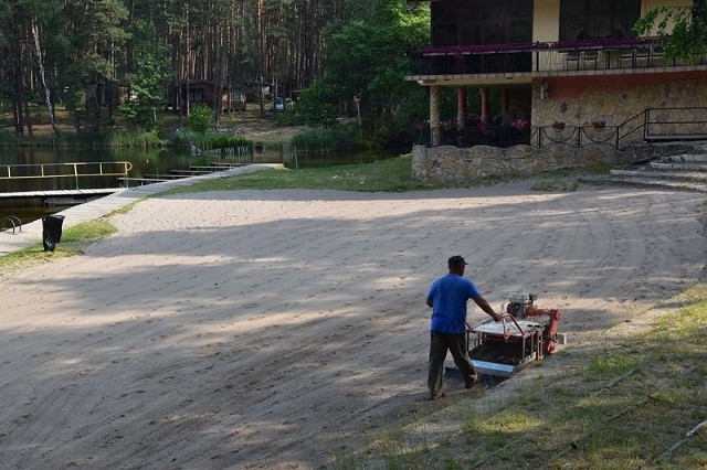 W sobotę, 22 czerwca na Golejowie oficjalnie rozpoczyna się sezon kąpieli. Władze gminy Staszów wciąż szykują teren kąpieliska na lato. Prowadzone są tam prace polegające na oczyszczaniu piasku. ZOBACZ NA KOLEJNYCH SLAJDACH>>> ZOBACZ TAKŻE: Flesz – uważaj na kartę płatniczą. Rekordowa liczba oszustwŹródło: vivi24