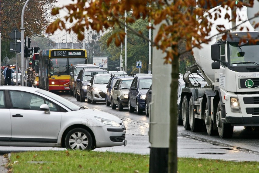 Na al. Hallera we Wrocławiu przebudowywane będzie torowisko...