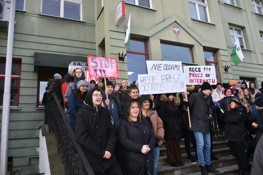 Protest przed chełmskim ratuszem. Nie chcą likwidacji dwóch internatów w Chełmie. Zobacz zdjęcia