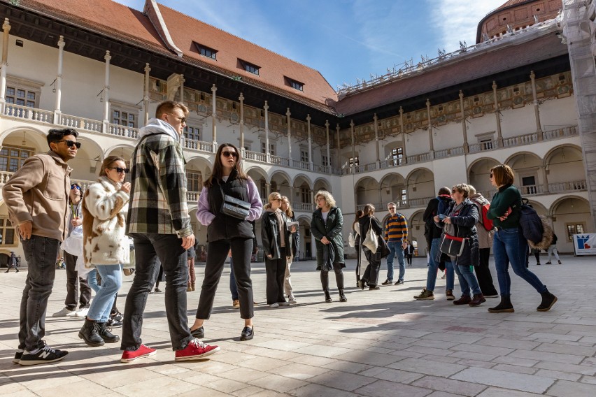 Pierwsze wiosenne słońce ściągnęło na Wawel tłumy