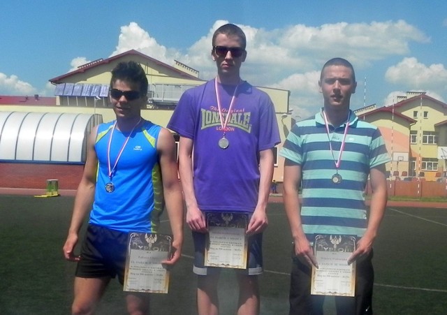 Medaliści biegu na 300 metrów: Jakub Radkowski z Połańca (na najwyższym podium), Łukasz Chara ze Staszowa (z prawej) i Wiktor Walenciak z Połańca.