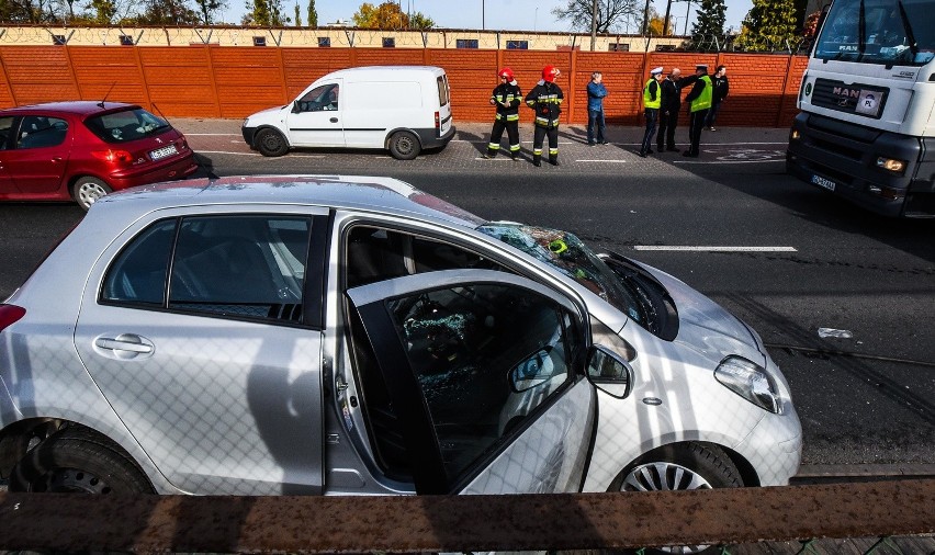 wYPADEK aRTYLERYJSKA  mała toyota i scania...