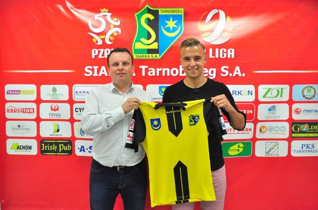 Patryk Mikita (z prawej) podpisał roczny kontrakt na grę w Siarce Tarnobrzeg. Z lewej Dariusz Dziedzic, prezes Spółki Akcyjnej Siarka.
