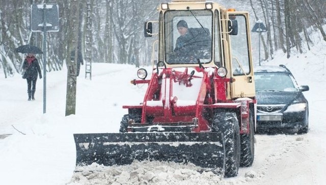 Do odśnieżania mniejszych ulic PGK wysłało mniejszy sprzęt oraz pracowników z łopatami. Ci odśnieżalim.in. płatne parkingi miejskie. &#8211; Ale głównie zajmiemy się tym w nocy, gdy miejsca do parkowania opustoszeją &#8211; zapowiedział Dariusz Papka.