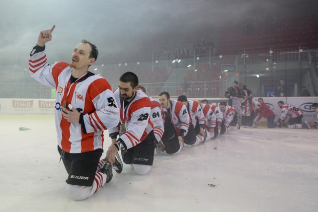 26.03.2016 krakow  hokej mecz cracovia comarch gks tychy final pley off mistrzostwo polski feta gasienicafot anna kaczmarz  / dziennik polski / polska press