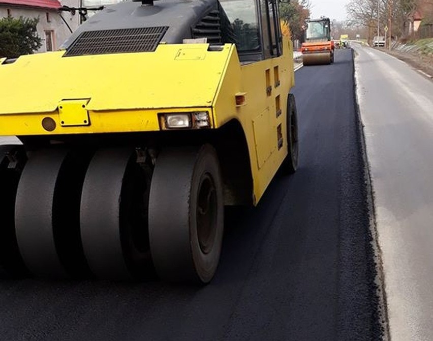 Przebudowa wyjazdu na Oborniki Śląskie. Układają asfalt (FOTO)