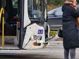 Zderzenie samochodu z autobusem MZK w centrum Torunia. Dwie osoby trafiły na badania