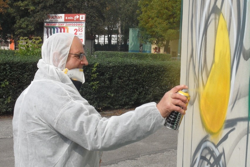 Sosnowiec: Seniorzy malowali graffiti na ścianie kamienicy [ZDJĘCIA]