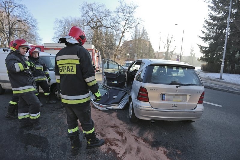 Żeby dostać się wnętrza mercedesa trzeba było usunąć drzwi.