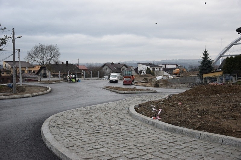 Nowy Sącz. Rondo turbinowe na osiedlu Helena pokryły pierwsze warstwy asfaltu [ZDJĘCIA]