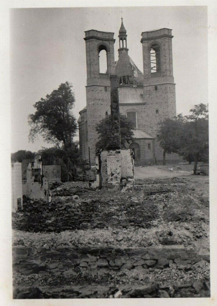 1939 , Kościół w Fałkowie po zbombardowaniu